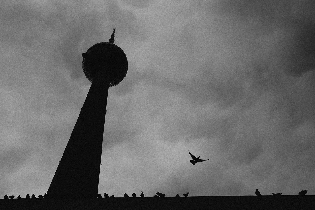 Berlin Streetfotografie Fernsehturm Alexanderplatz Martin U Waltz